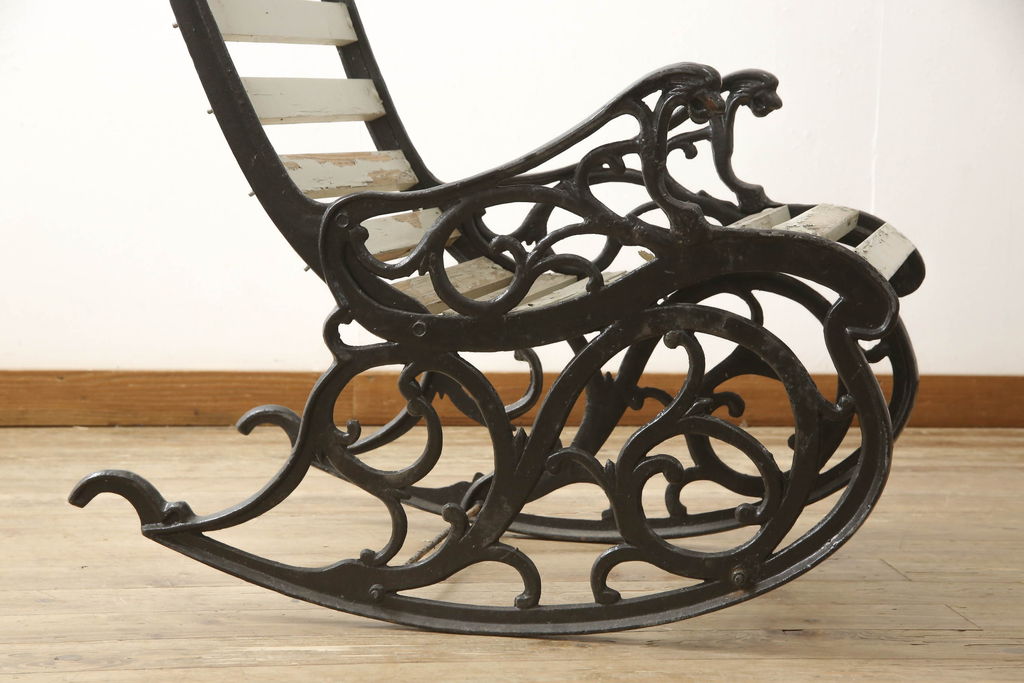 イギリスアンティーク　ペイント仕上げ　鋳物　ディスプレイとしてもおすすめのアイアンロッキングチェア(揺り椅子、イス、アームチェア)(R-060050)