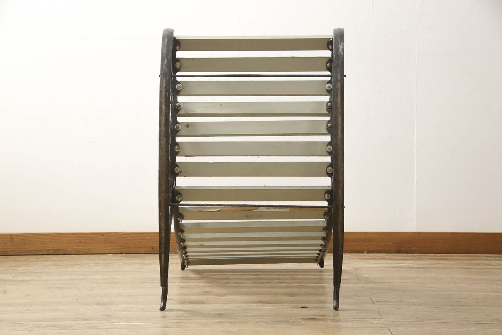 イギリスアンティーク　ペイント仕上げ　鋳物　ディスプレイとしてもおすすめのアイアンロッキングチェア(揺り椅子、イス、アームチェア)(R-060050)