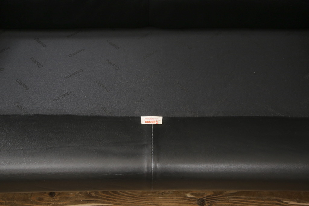 中古　美品　Cassina(カッシーナ)　MARALUNGA(マラルンガ)　本革(レザー)　ブラックカラーが高級感を高める2人掛けソファ(2P、二人掛け)(定価約180万円)(R-055426)