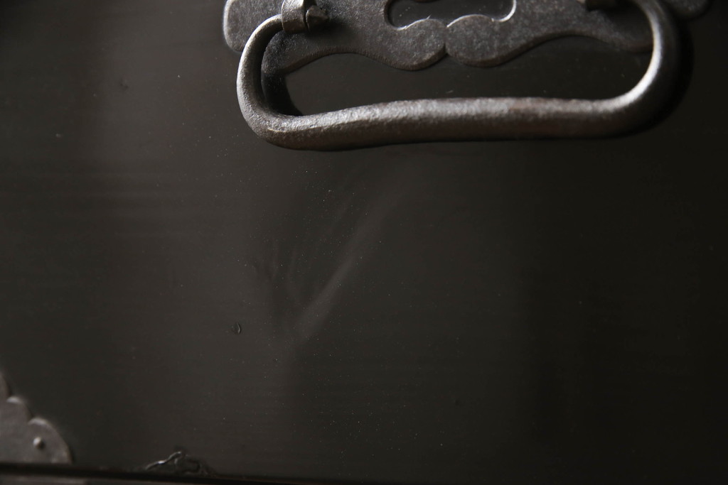 和製アンティーク　立派な金具と黒漆塗りが格調高い雰囲気を醸し出す庄内箪笥(衣装タンス、収納たんす、時代箪笥、引き出し)(R-063443)