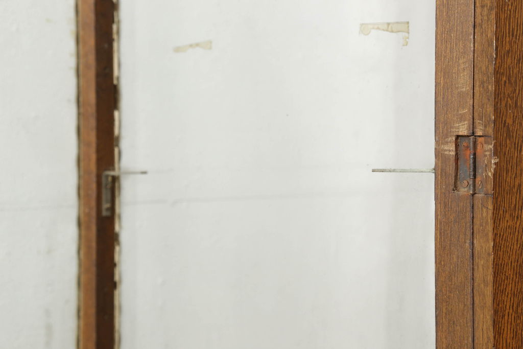 和製アンティーク　ナラ(楢)材　ノスタルジックな雰囲気を醸し出す古い薬屋の縦型ガラスケース(ショーケース、飾り棚、陳列棚)(R-060504)