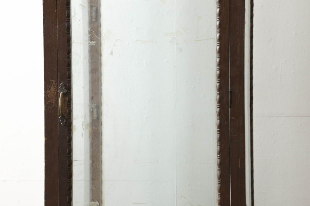 和製アンティーク　ナラ(楢)材　ノスタルジックな雰囲気を醸し出す古い薬屋の縦型ガラスケース(ショーケース、飾り棚、陳列棚)(R-060504)