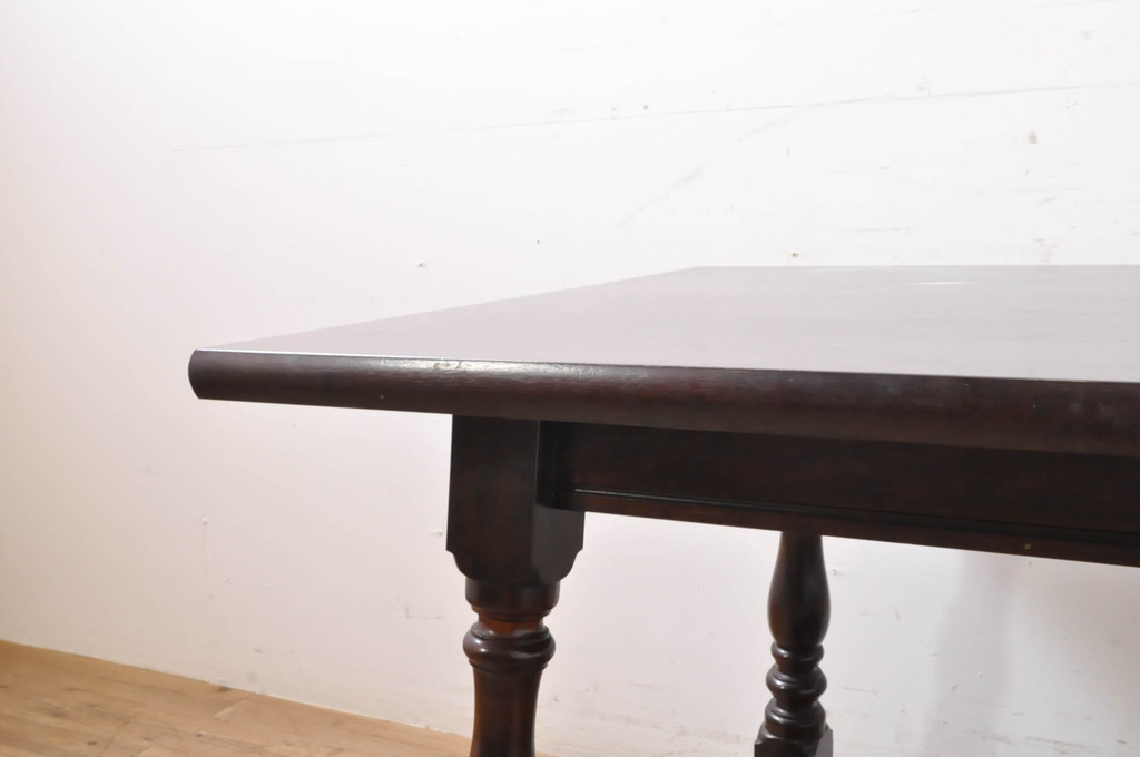 中古　松本民芸家具　F型食卓　クラシカルな脚のデザインが目を引くダイニングテーブル(作業台、食卓、4人掛け)(定価約29万7千円)(R-066815)