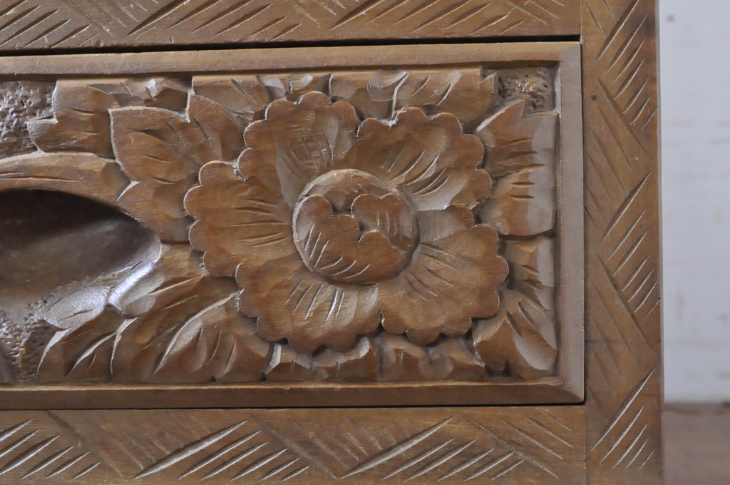 中古　美品!!　伝統工芸　日光彫り　4種の花の意匠が目を惹く小引き出し(小物収納、卓上収納)(R-067669)