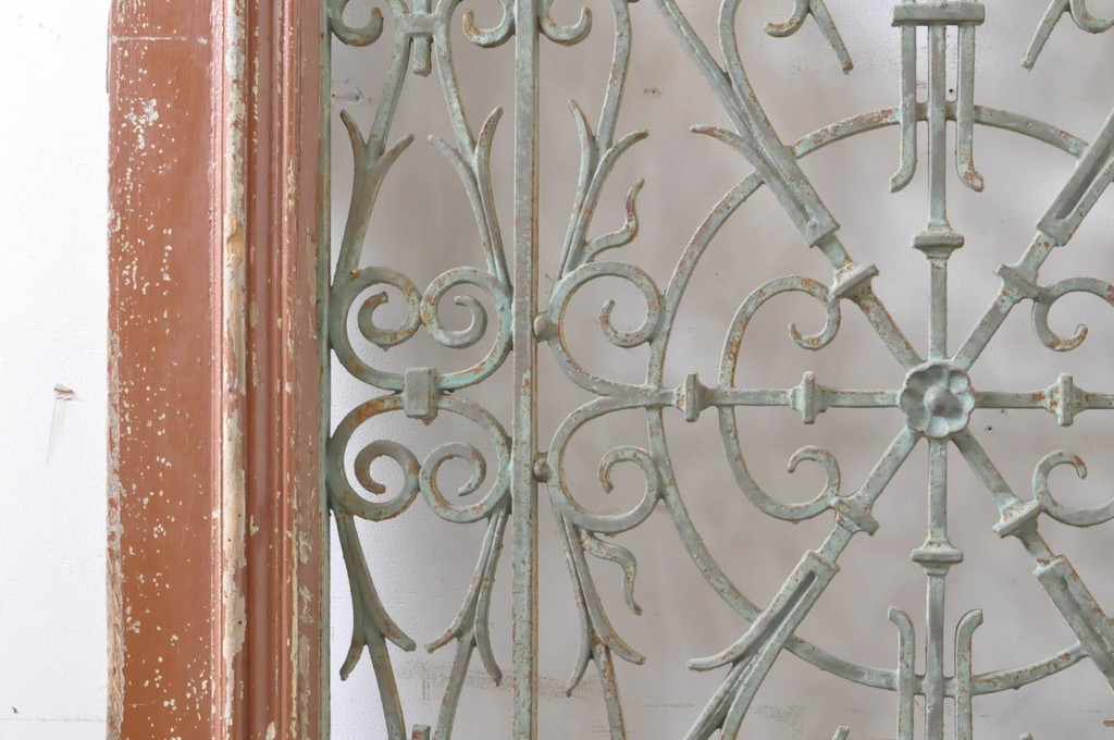 海外アンティーク　ペイント仕上げ限定　凝ったデザインのアイアンフェンス入りの片開きドア1枚(建具、木製扉)(R-068517)