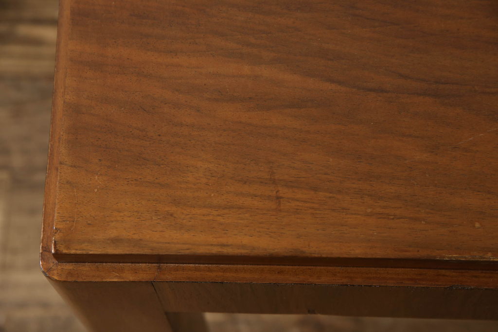 イギリスアンティーク　ウォールナット材　足先のデザインが目を引く、上品な佇まいの片袖机(ワークデスク、在宅用、在宅ワーク)(R-057133)