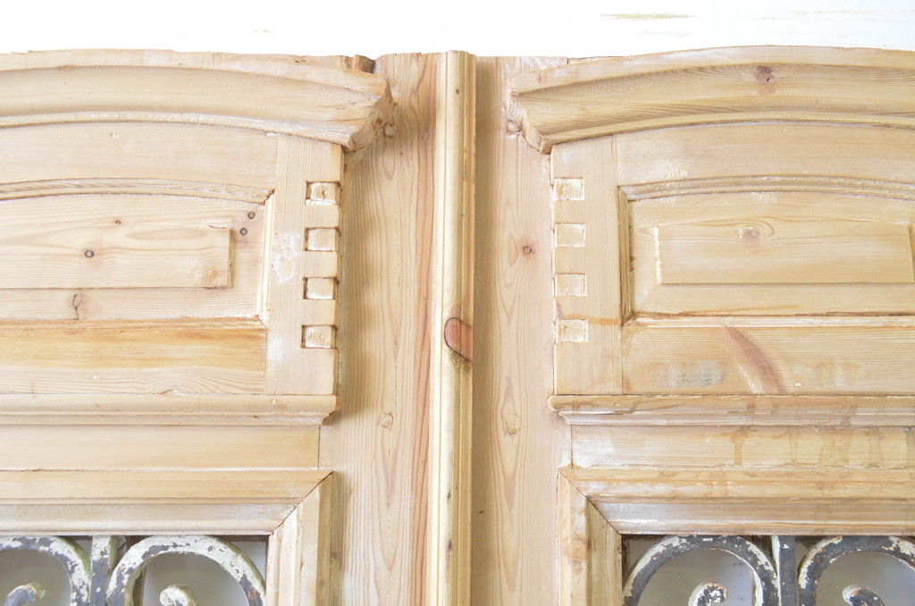 海外アンティーク　ペイント仕上げ限定　パイン材　フレンチの雰囲気漂うアイアンフェンス入り背の高い両開きドア1対2枚セット(建具、木製扉)(R-068233)