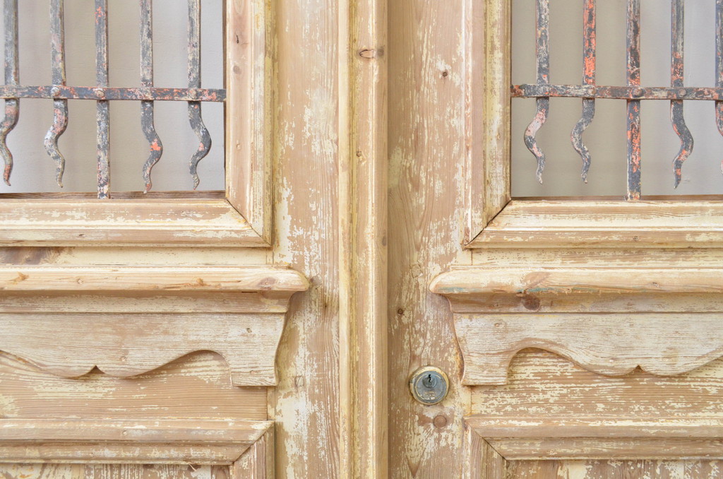 海外アンティーク　ペイント仕上げ限定　パイン材　可愛らしいデザインが魅力的なアイアンフェンス入り両開きドア1対(木製扉、建具、1対2枚セット)(R-068235)