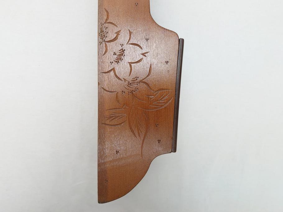 中古　伝統工芸　軽井沢彫り　桜の彫りが上品な印象を与えるレターラック(二段状差し、壁掛け収納)(R-062769)