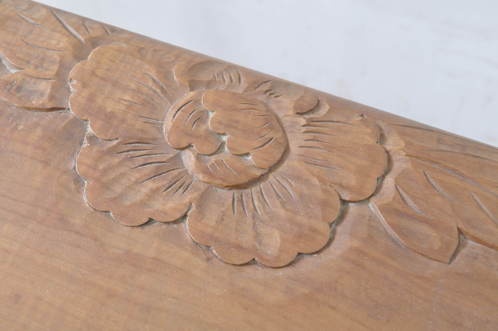中古　美品　伝統工芸　日光彫り　菊の彫刻が優美な印象の飾り棚(茶棚、違い棚、オープンラック)(R-067670)