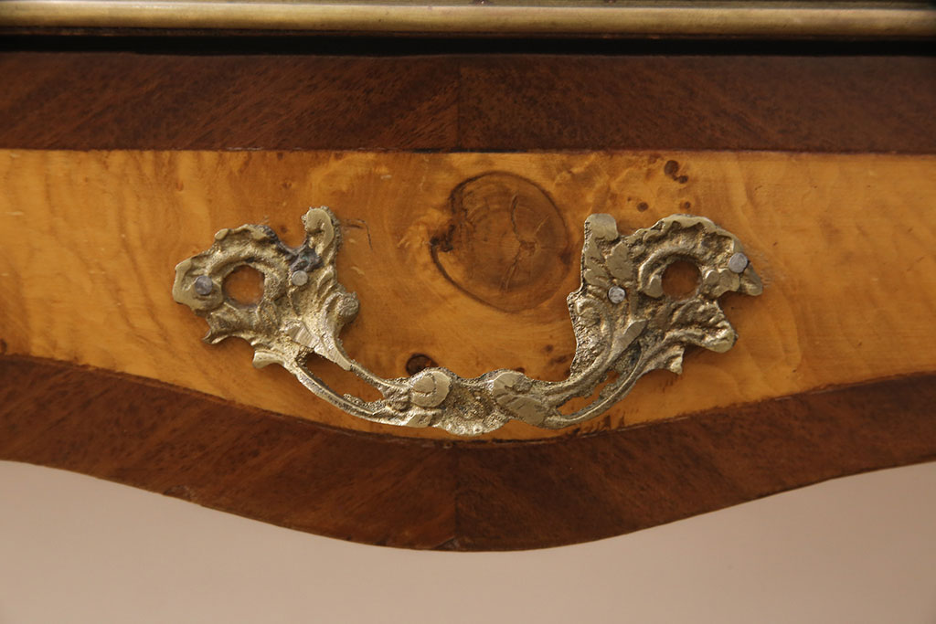中古　イタリア製　マホガニー材　真鍮の装飾が高級感を醸し出すレザートップデスク(ワークデスク、在宅ワーク、在宅用、テーブル、作業台)(R-050443)