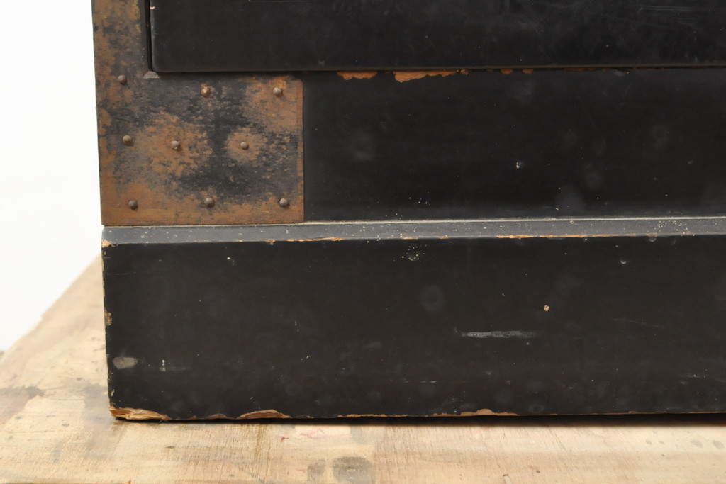 和製アンティーク　黒漆塗り　サイズ感が丁度いいシンプルな金具の時代箪笥(和箪笥、衣装箪笥、チェスト、引き出し)(R-057792)