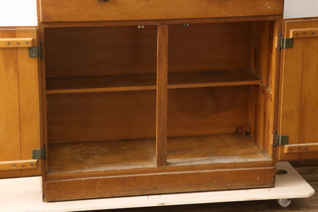アメリカビンテージ　パイン材　ナチュラルテイストにぴったりのシンプルなキッチンキャビネット(カップボード、食器棚、収納棚)(R-061311)