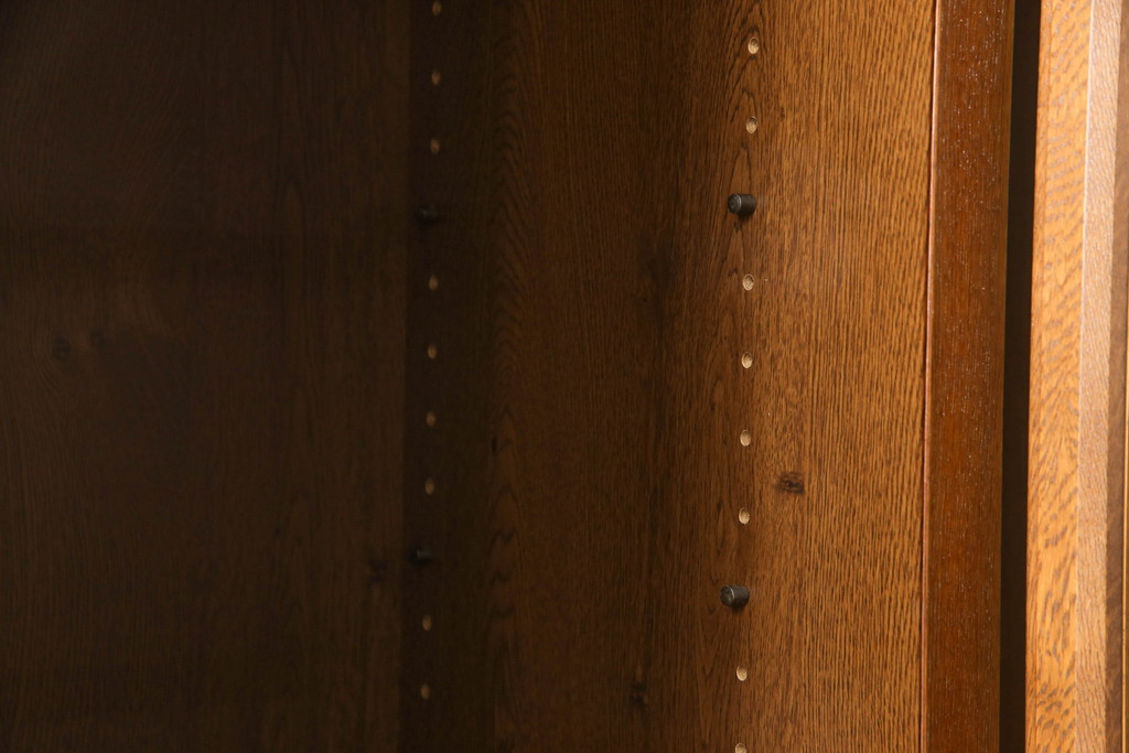 和製ヴィンテージ　ナラ材　幅広いインテリアに合わせやすいモダンデザインのキャビネット(収納棚、戸棚、食器棚、ビンテージ)(R-053241)