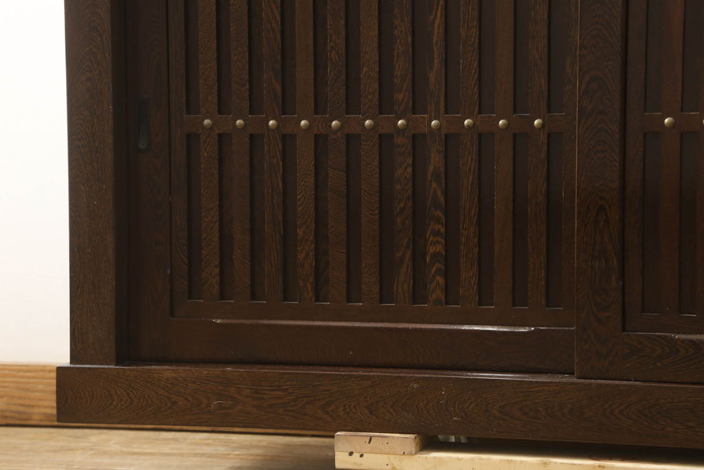 中古　鉄刀木(タガヤサン)　和モダンな雰囲気を醸し出す二段重ね水屋箪笥(キャビネット、食器棚、戸棚、収納棚)(R-061547)