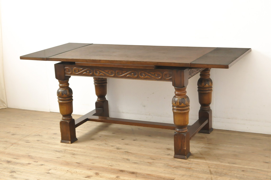 イギリスアンティーク　オーク材　脚や幕板に施された彫刻が美しいドローリーフテーブル(ダイニングテーブル、エクステンションテーブル、2人掛け、4人掛け)(R-057947)