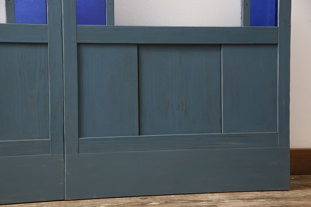 【加工実例】昭和初期のガラス戸2枚の高さと幅をご希望通りにリサイズし、吊り戸用に仕様変更。現状のくすんだ青色に合わせてペイントして仕上げました。(引き戸、建具、色ガラス)