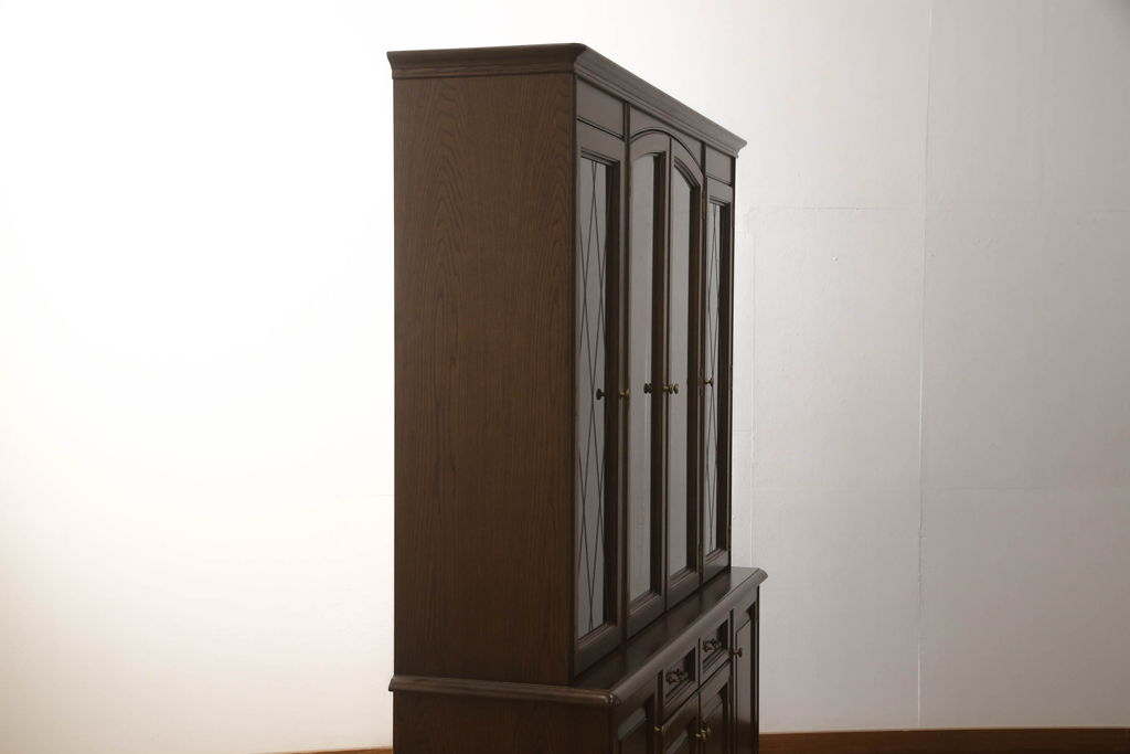 中古　美品　カリモク家具　クラシカルな佇まいが魅力的なキャビネット(キュリオケース、飾り棚、食器棚、収納棚)(R-054849)