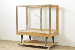 ペイント家具　モールガラスがおしゃれなアンティーク戸棚(収納棚、キャビネット)