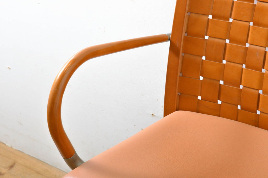 中古　美品　arflex(アルフレックス)　LUCA(ルカ)　滑らかに曲線を描く肘掛けと籠編みのような背もたれがアクセントのアームチェア(ダイニングチェア、イス、椅子)(定価約12万円)(R-061478)