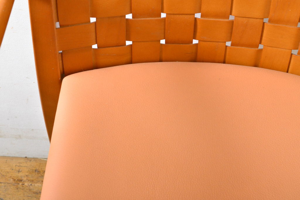 中古　美品　arflex(アルフレックス)　LUCA(ルカ)　滑らかに曲線を描く肘掛けと籠編みのような背もたれがアクセントのアームチェア(ダイニングチェア、イス、椅子)(定価約12万円)(R-061478)