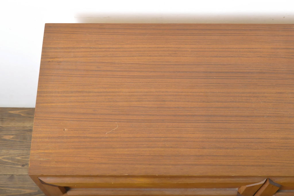 和製ビンテージ　希少な絶版品　KOSUGA(コスガ) チーク材 北欧スタイルにオススメな木の温もり溢れるローチェスト(サイドボード、サイドチェスト、洋服箪笥、ヴィンテージ)(R-061393)