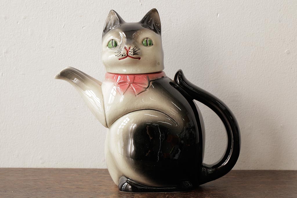 アンティーク雑貨　ドイツ　Erphila(アーフィラ)社　赤いリボンの猫型ティーポット(ネコ型ポット、陶器)(R-037803)