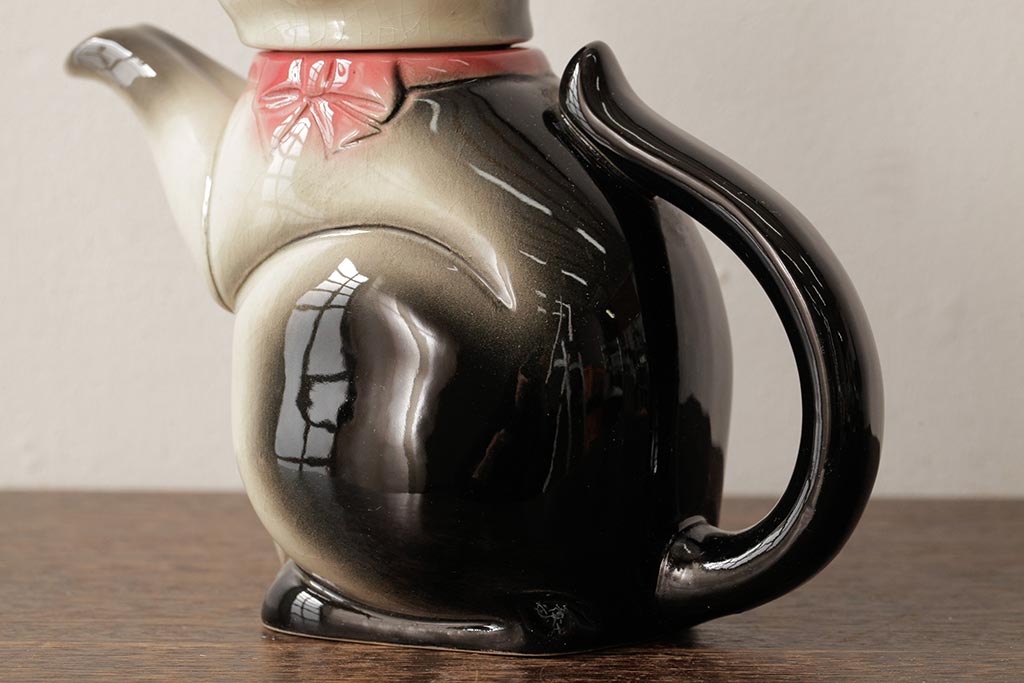 アンティーク雑貨　ドイツ　Erphila(アーフィラ)社　赤いリボンの猫型ティーポット(ネコ型ポット、陶器)(R-037803)