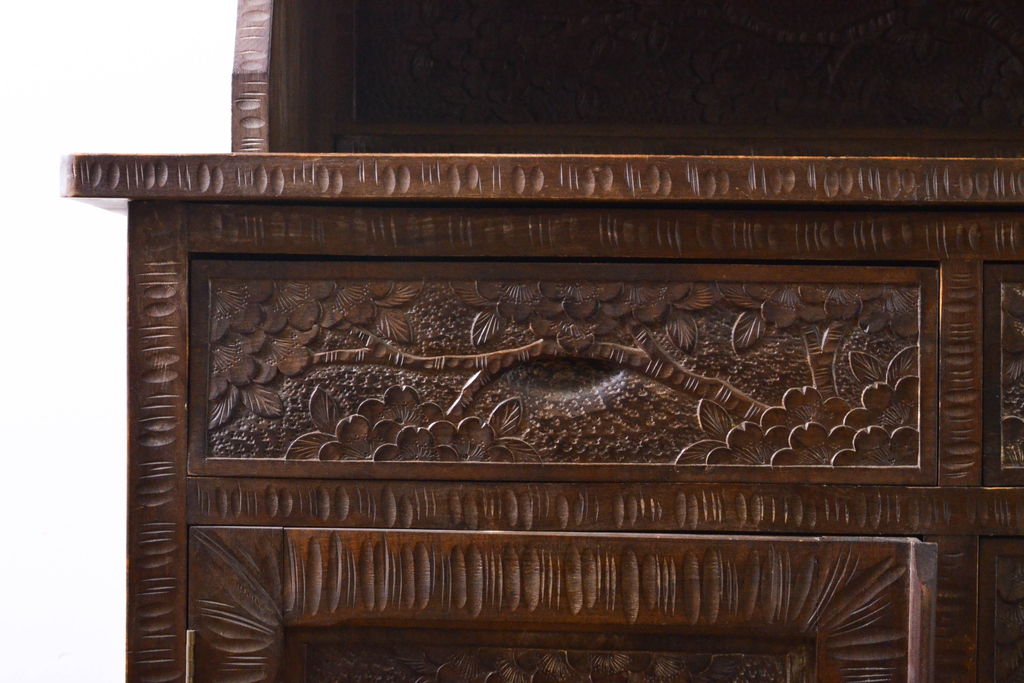 和製ビンテージ　軽井沢彫り　桜の彫りが優美な食器棚(収納棚、戸棚、キャビネット、カップボード、ヴィンテージ)(R-061527)