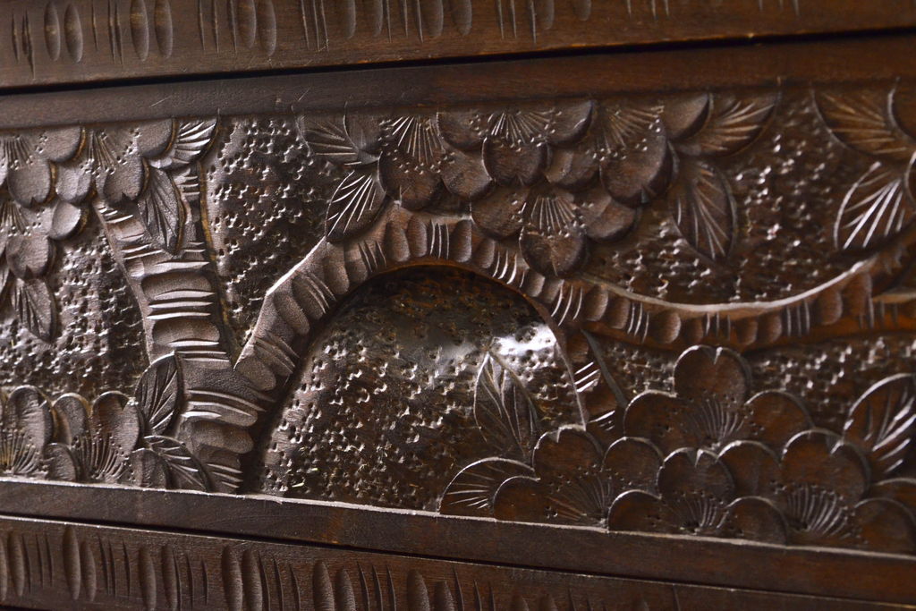 和製ビンテージ　軽井沢彫り　桜の彫りが優美な食器棚(収納棚、戸棚、キャビネット、カップボード、ヴィンテージ)(R-061527)