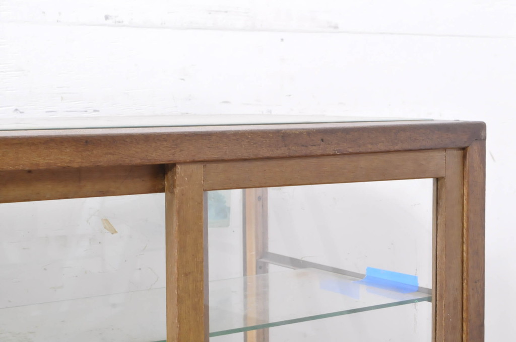 和製アンティーク　ナラ(楢)材　木枠　昭和レトロな雰囲気づくりにおすすめのロータイプガラスケース(ショーケース、飾り棚、陳列棚、店舗什器)(R-066845)