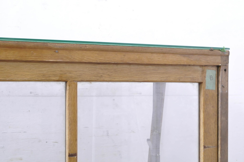 和製アンティーク　ナラ(楢)材　木枠　昭和レトロな佇まいが魅力の台形型ガラスケース(ショーケース、飾り棚、陳列棚、店舗什器)(R-066846)