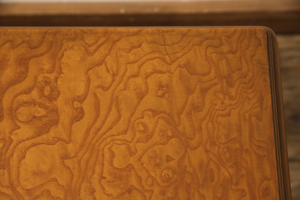 中古　超美品　最高級ブランド　CLイタリア(CLItalia)　エレガントな佇まいと複雑な木目が美しいセンターテーブル(定価約54万円)(リビングテーブル、ローテーブル)(R-058199)