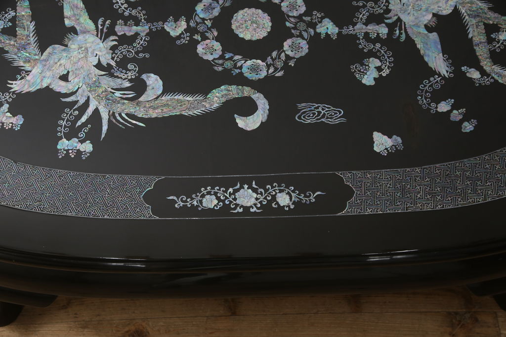 中古　民芸家具　オーバル型　豪華絢爛な螺鈿細工の座卓(定価約67万円)(ローテーブル、センターテーブル)(R-057356)