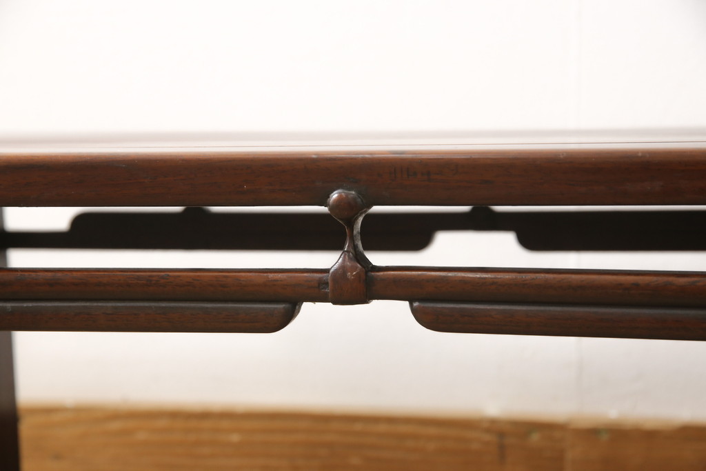 和製アンティーク　時代物　漆塗り　カリン(花梨)材　天板下の装飾がおしゃれな文人文机(座卓、センターテーブル、ローテーブル)(R-057390)