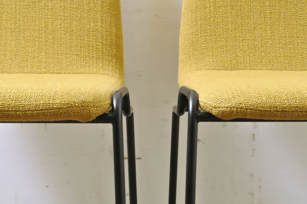 中古　極美品　リーンロゼ(ligne roset)　ロゼタダオ(ROSETTADAO)　クラシックなデザインと丸みのあるフォルムが優しい印象のダイニングチェア2脚セット(椅子、イス)(定価2脚で約21万円)(R-068133)