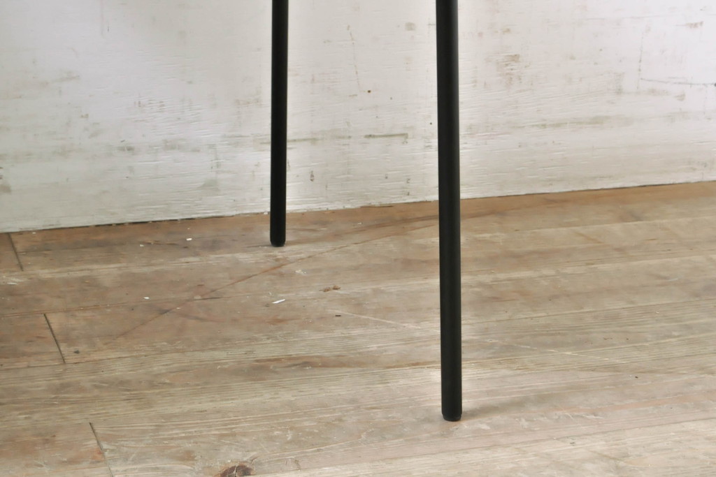 中古　極美品　リーンロゼ(ligne roset)　ロゼタダオ(ROSETTADAO)　クラシックなデザインと丸みのあるフォルムが優しい印象のダイニングチェア2脚セット(椅子、イス)(定価2脚で約21万円)(R-068133)