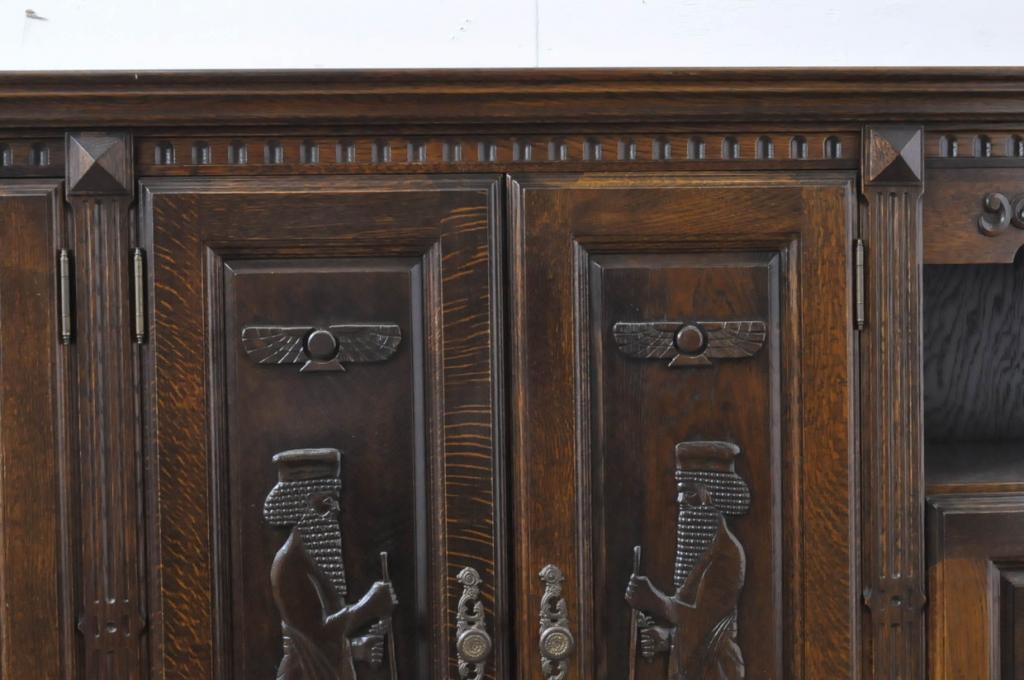 中古　美品　高級輸入家具　オーク材　重厚感ある佇まいと彫刻が魅力的な特大サイドボード(ローボード、テレビ台、テレビボード、リビングボード、引き出し、収納棚、戸棚)(R-067673)