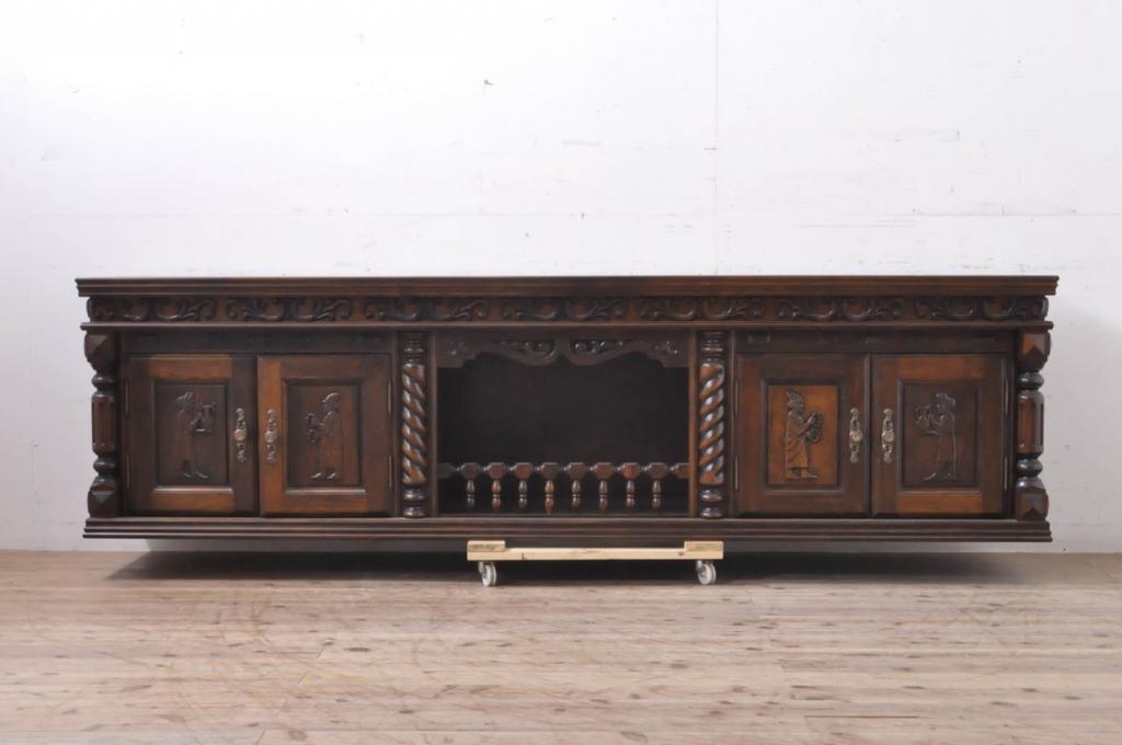 中古　美品　高級輸入家具　オーク材　重厚感ある佇まいと彫刻が魅力的な特大サイドボード(ローボード、テレビ台、テレビボード、リビングボード、収納棚、戸棚)(R-067674)