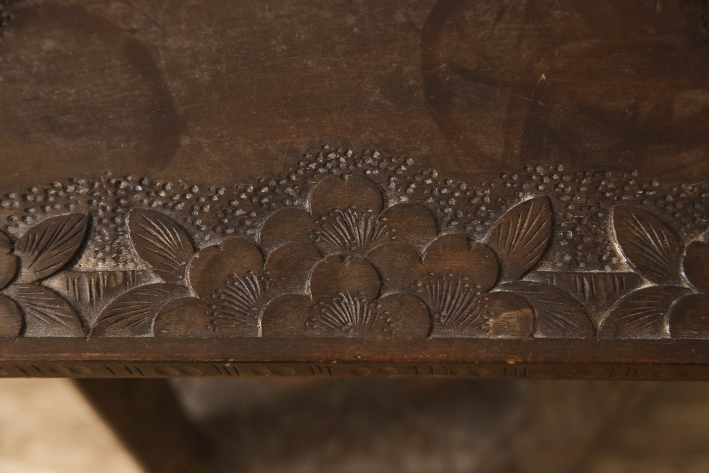 和製ビンテージ　伝統工芸　軽井沢彫り　華やかな桜の彫刻が美しいサイドテーブル(飾り台、花台、エンドテーブル、ナイトテーブル、ヴィンテージ)(R-068686)