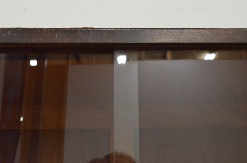 和製ビンテージ　伝統工芸　軽井沢彫り　大胆な牡丹の彫刻が美しいガラス棚付きチェスト(衣装箪笥、和タンス、引き出し、飾り棚、ヴィンテージ)(R-068107)