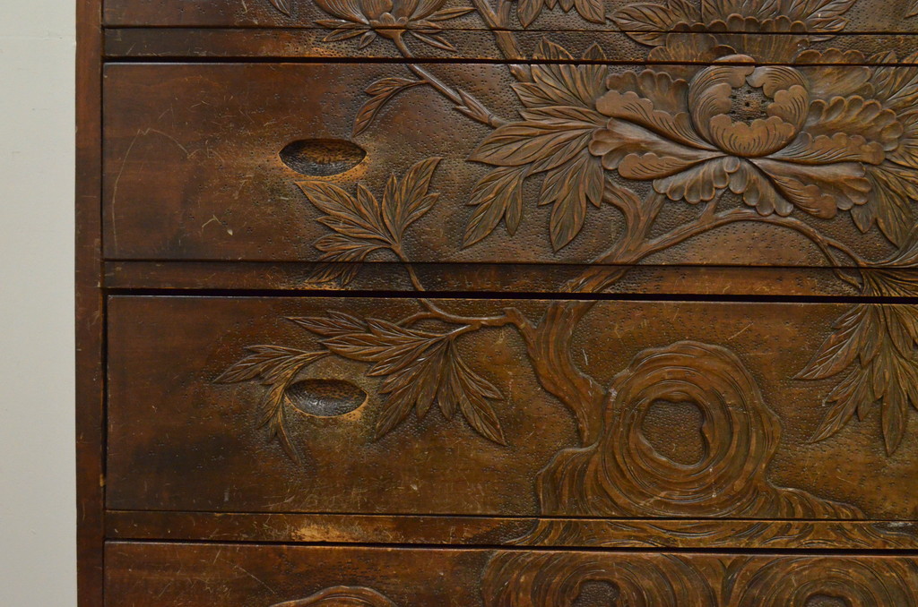 和製ビンテージ　伝統工芸　軽井沢彫り　大胆な牡丹の彫刻が美しいガラス棚付きチェスト(衣装箪笥、和タンス、引き出し、飾り棚、ヴィンテージ)(R-068107)
