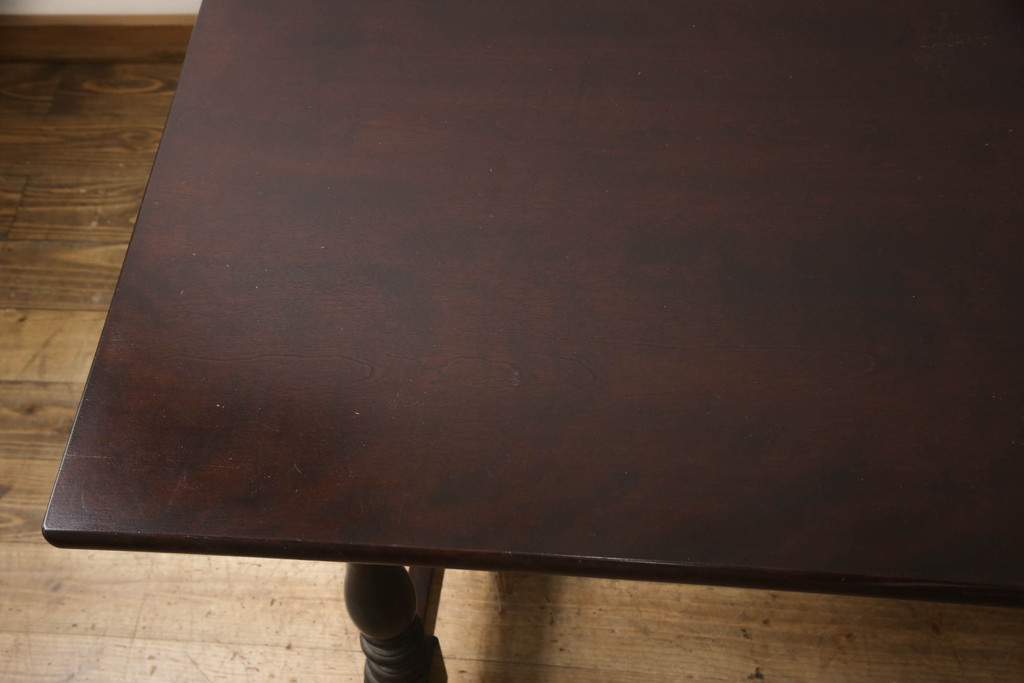 中古　美品　松本民芸家具　F型食卓　クラシカルな脚のデザインが目を引くダイニングテーブル(作業台、食卓、4人掛け)(定価約29万7千円)(R-068690)