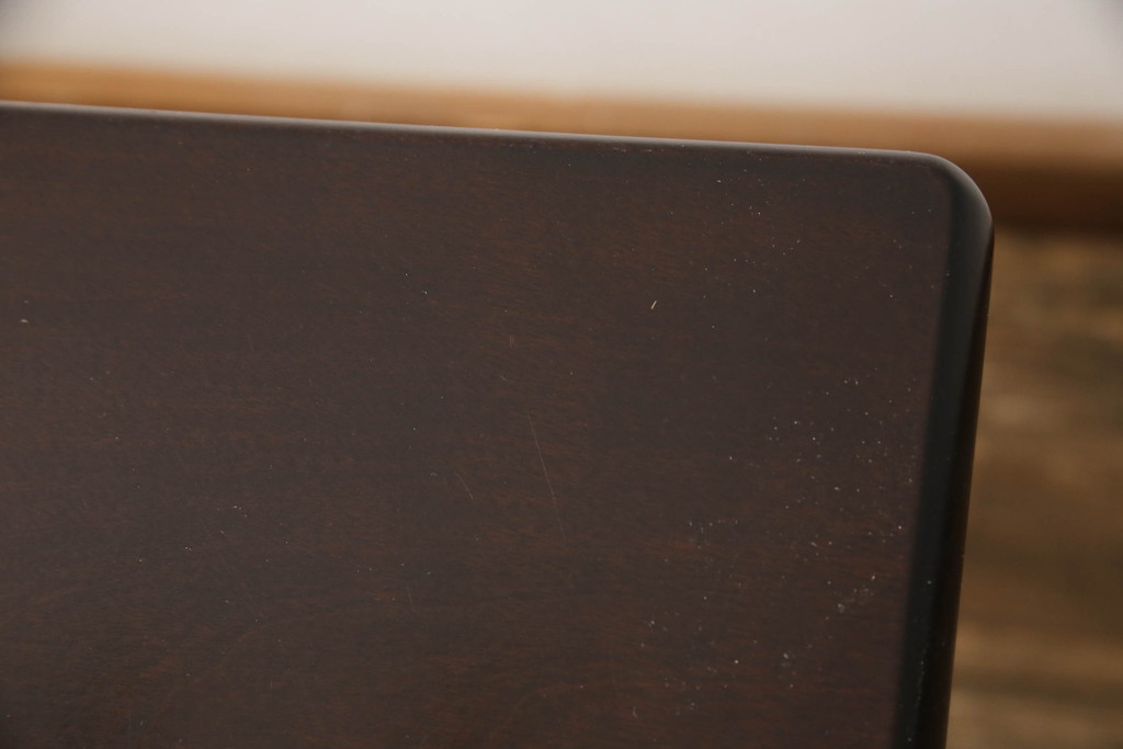 中古　美品　松本民芸家具　F型食卓　クラシカルな脚のデザインが目を引くダイニングテーブル(作業台、食卓、4人掛け)(定価約29万7千円)(R-068690)