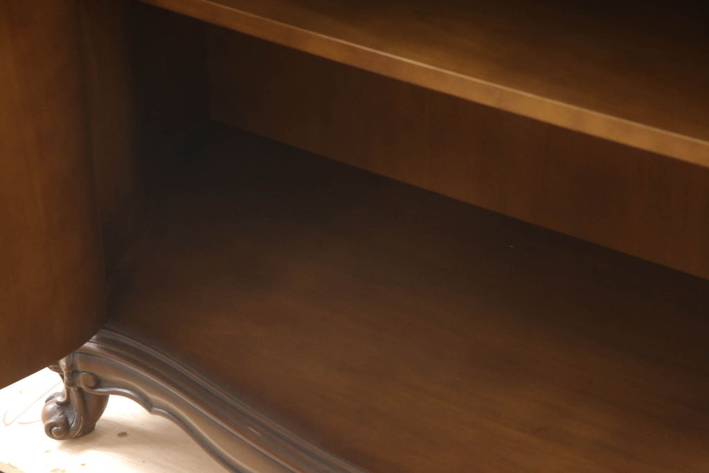 中古　カリモク家具(karimoku)　domani(ドマーニ)　Louis(ルイ)XVシリーズ　隅々まで施された装飾が美しいサイドボード(戸棚、収納棚、サイドキャビネット)(R-062069)
