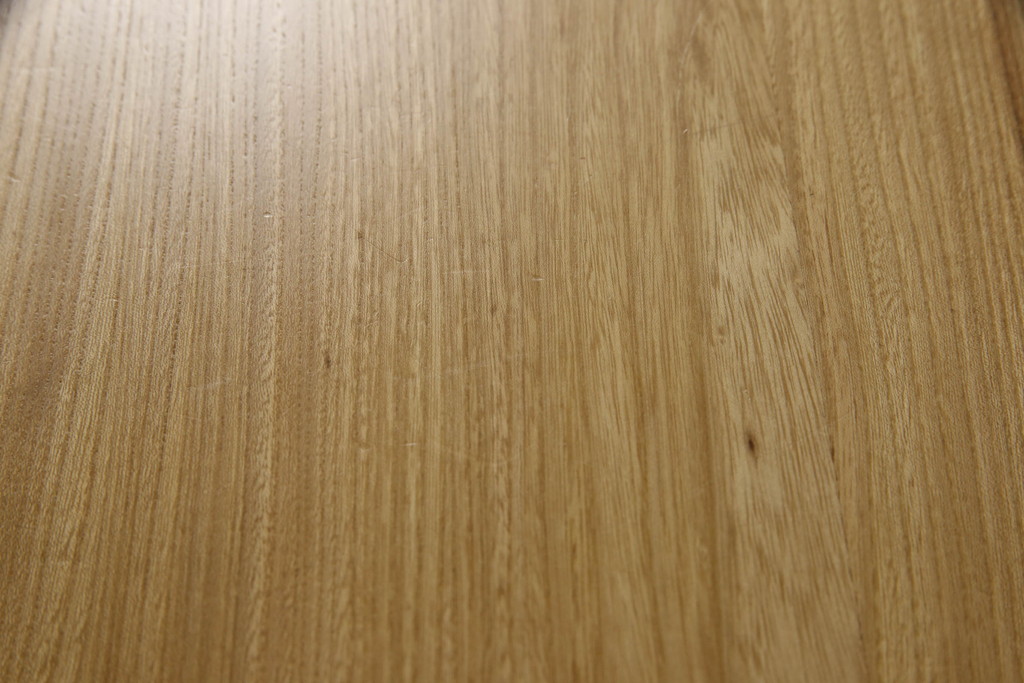 中古　美品　国産　北海道旭川産　分厚い無垢材　グラデーションカラーがお洒落な天板の脚付きサイドチェスト(サイドテーブル、小引き出し、花台、カフェテーブル、コーヒーテーブル)(R-064520)
