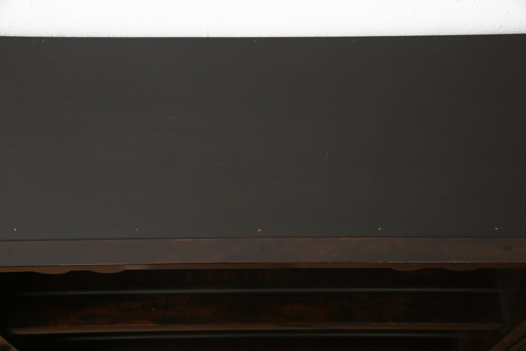 中古　松本民芸家具　脚付きリメイク　クラシカルな佇まいが魅力的なサイドボード(サイドキャビネット、収納棚、飾り棚、陳列棚、本棚)(R-058321)