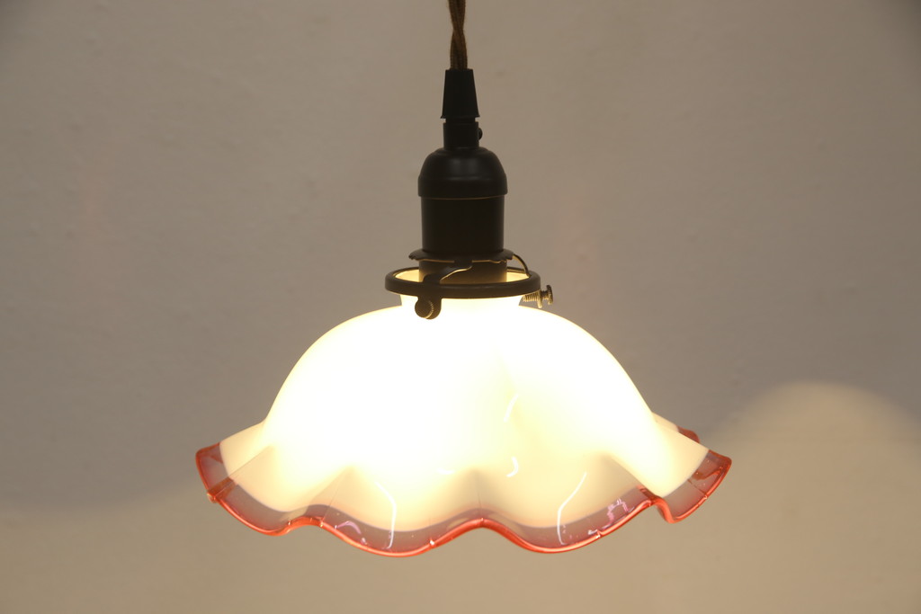 アンティーク照明　赤縁フリル　レトロなデザインが可愛らしい吊り下げ照明(ペンダントライト、天井照明、シェード、電笠)(R-058074)