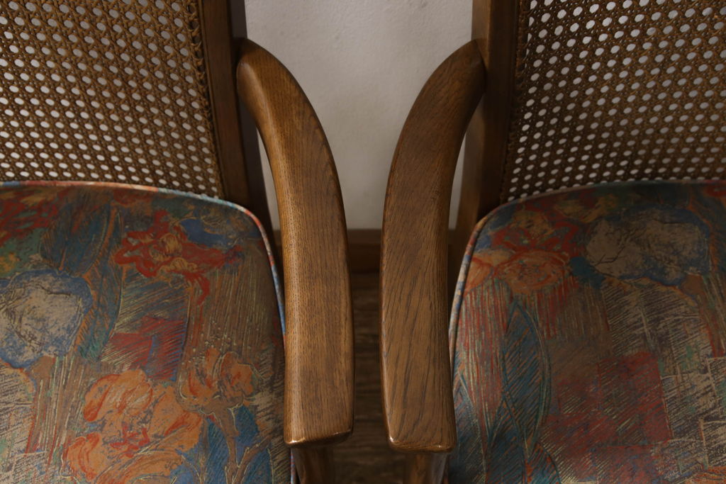 中古　カリモク家具　domani(ドマーニ)　温かみある色合いの花柄が目を引くアームチェア2脚セット(ダイニングチェア、椅子)(R-054225)