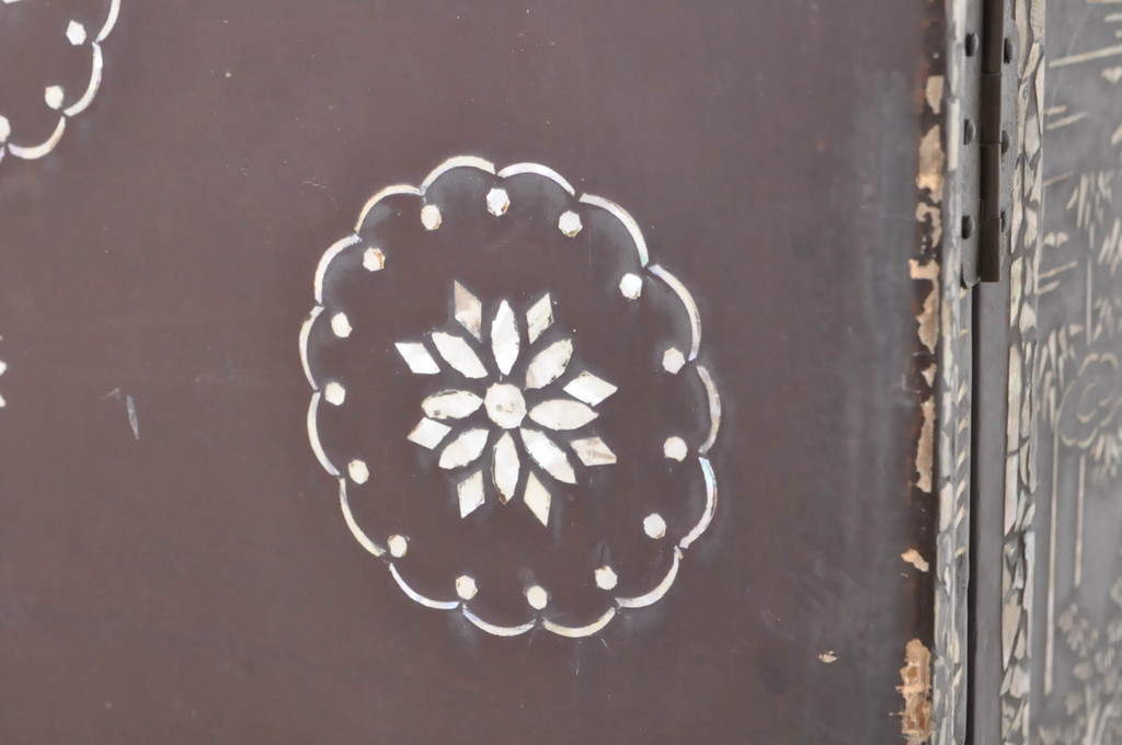 和製アンティーク　繊細な螺鈿(ラデン)細工が美しい小さな飾り棚(茶棚、収納棚、戸棚、卓上収納)(R-068152)